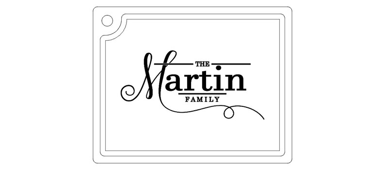Op de afbeelding: Een zwart-witte illustratie van een cursief schrift met de tekst "The Martin Family" in een witte rechthoek met een zwarte omtrek.