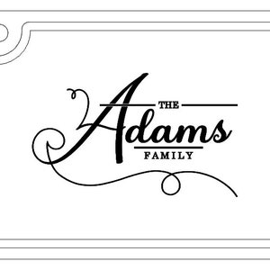 Op de afbeelding: Een zwart-wit afbeelding van een gepersonaliseerd naambordje met de tekst "The Adams Family" in een cursief schrift.