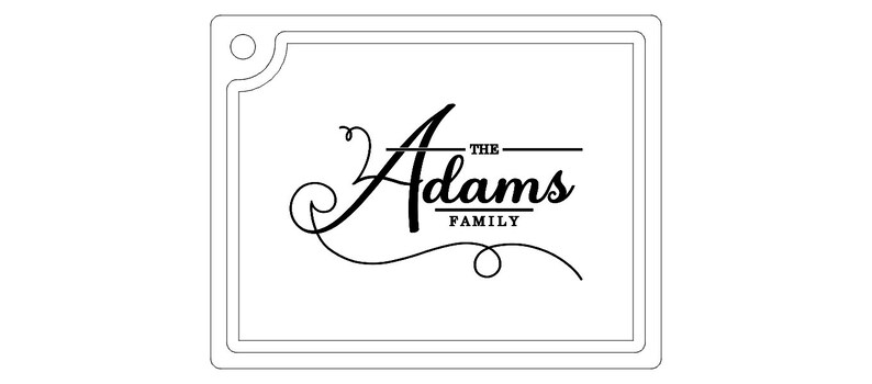Op de afbeelding: Een zwart-wit afbeelding van een gepersonaliseerd naambordje met de tekst "The Adams Family" in een cursief schrift.