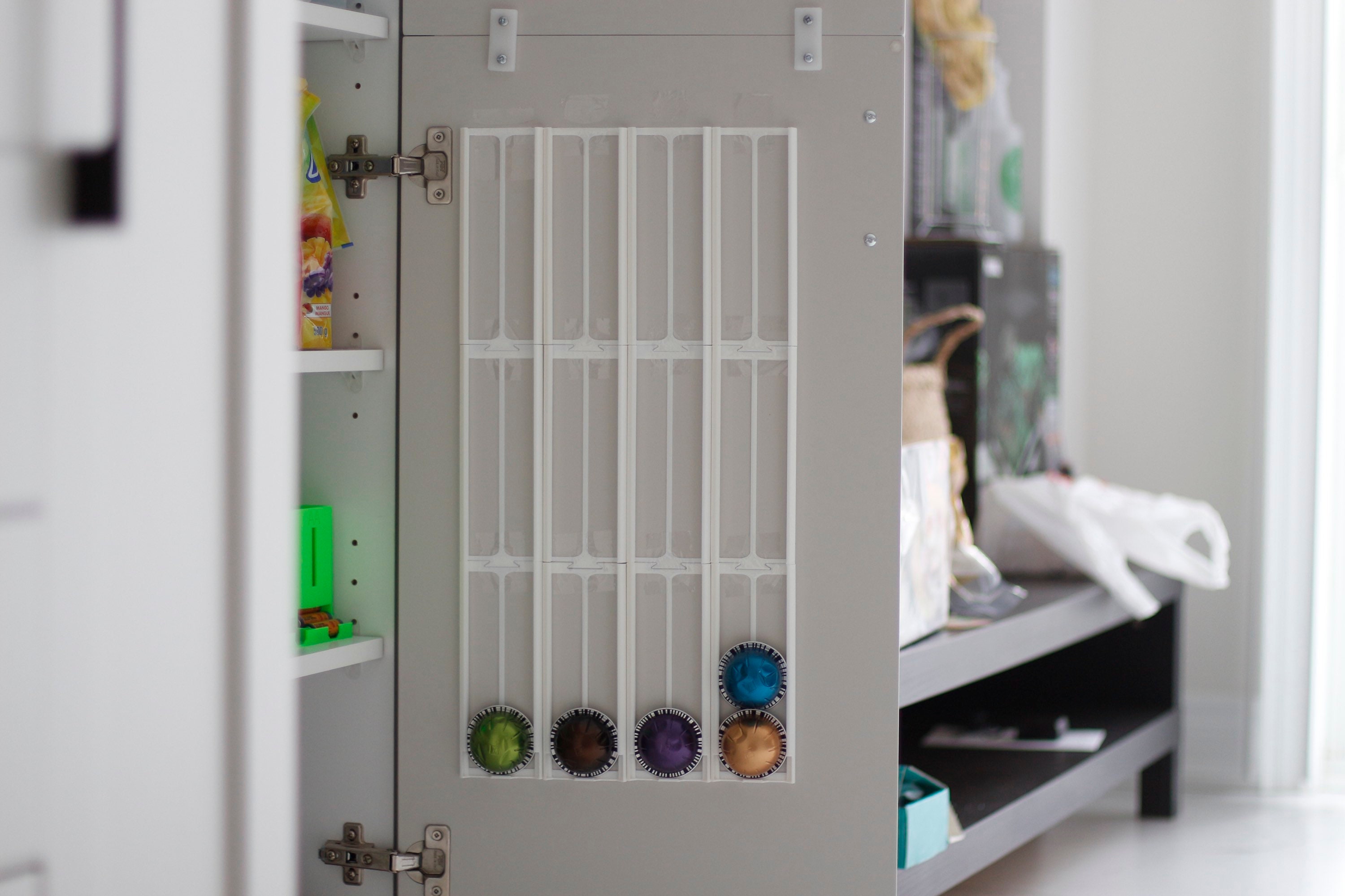 Porte-dosette Nespresso Vertuo | Porte-capsule Nespresso Vertuo | Monté | Contient 10 dosettes | Derrière la porte |
