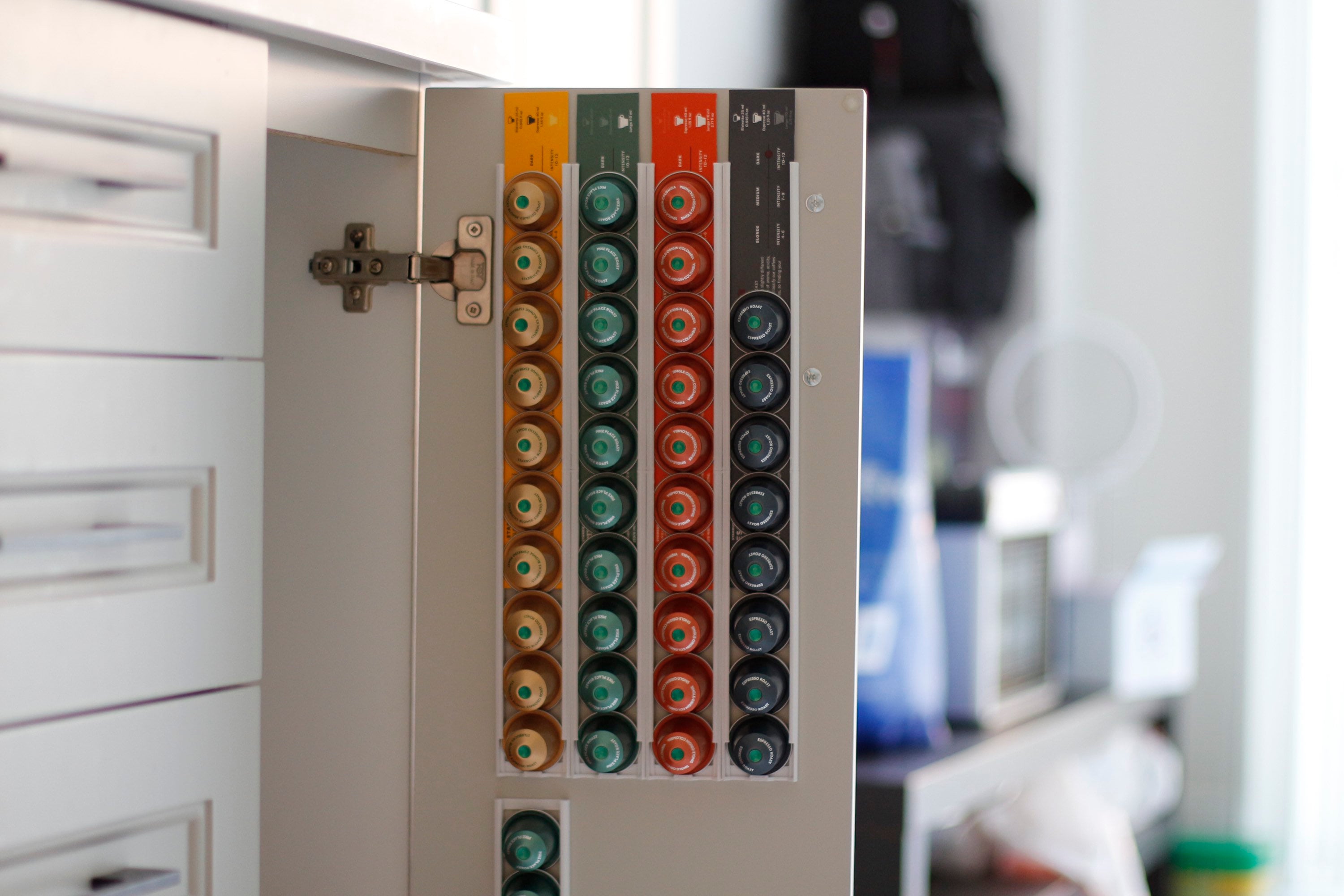 Porte-dosette original Nespresso | Porte-capsule original Nespresso | Monté | Contient 10 dosettes | Derrière la porte |