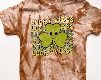 Camiseta infantil del Día de San Patricio: Lucky Vibes Clover Tie-Dye