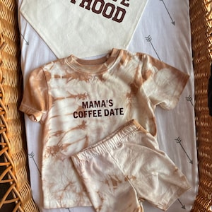 Mamas Coffee Date Baby Outfit: Neutrales Batik Biker Set