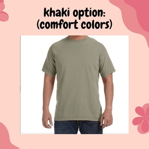 Pu&ograve; includere: Una t-shirt color kaki con collo rotondo e maniche corte. La t-shirt &egrave; realizzata in un materiale morbido e confortevole.