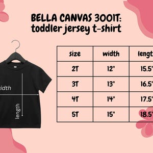 Puede incluir: Una camiseta negra de jersey para ni&ntilde;os peque&ntilde;os colgada de una percha. La imagen incluye una tabla de tallas con medidas en pulgadas, equivalentes en cm, para las tallas 2T a 5T. El texto "BELLA CANVAS 3001T: toddler jersey t-shirt" est&aacute; en la parte superior.