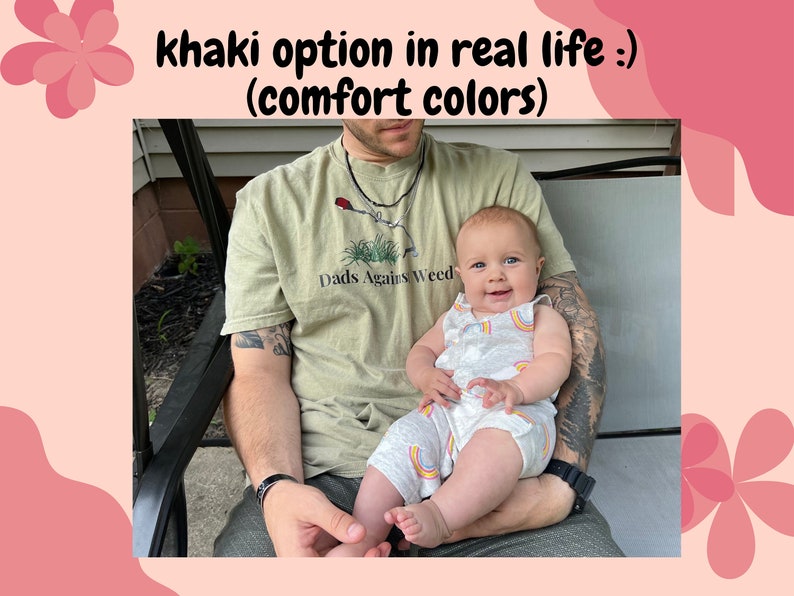 Pu&ograve; includere: Un uomo indossa una maglietta color kaki con la scritta "Dads Against Weed" e tiene in braccio un bambino che indossa un body bianco e grigio con disegni arcobaleno. Il bambino sorride.