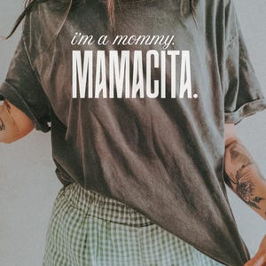 I&#39;m A Mommy Mamacita Comfort Colors Shirt : t-shirt drôle Huda Meme