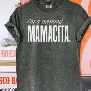 I&#39;m A Mommy Mamacita Comfort Colors Shirt : t-shirt drôle Huda Meme