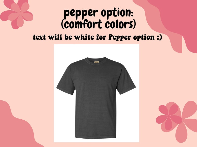 Pu&ograve; includere: Una maglietta grigia scura con collo rotondo. Il testo "pepper option: (comfort colors)" e "text will be white for Pepper option :)" &egrave; scritto sopra la maglietta.