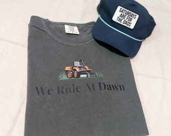 Maglietta We Ride at Dawn, maglietta grafica divertente per papà, regalo di Natale per papà