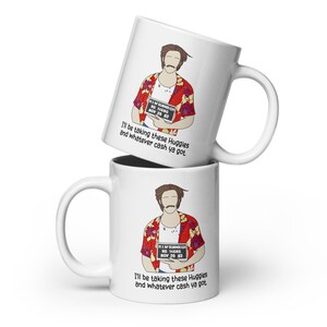 Könnte beinhalten: Zwei weiße Keramikbecher mit einem humorvollen Design. Jeder Becher zeigt eine Illustration eines Mannes in einem Hawaiihemd, der ein Schild hält. Der Text auf den Bechern lautet: "I'll be taking these Huggies and whatever cash ya got."