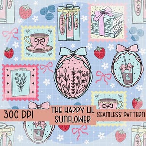 Puede incluir: Un patrón sin costuras con ilustraciones de libros, tazas de té, bebidas heladas, fresas, arándanos y lazos sobre un fondo de cuadrícula azul claro. El texto dice 300 DPI THE HAPPY LIL SUNFLOWER SEAMLESS PATTERN en un recuadro.