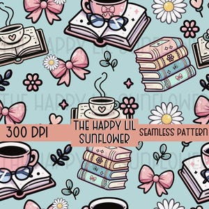 Può includere: Motivo senza cuciture con libri, tazze di caffè, fiocchi e margherite su sfondo azzurro. Il design include il testo "THE HAPPY LIL SUNFLOWER" e "SEAMLESS PATTERN". Il motivo ha uno stile illustrato e stravagante.