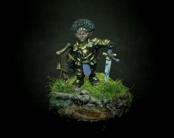 Miniatura pintada à mão de guerreiro gnomo ou paladino - Figura de mesa de RPG D&D