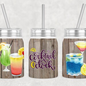Könnte beinhalten: Drei Edelstahlbecher mit Deckel und Strohhalmen. Die Becher haben ein Holzmaserungsmuster und zeigen verschiedene Cocktail-Illustrationen. Ein Becher trägt den Text "cocktail o'clock".
