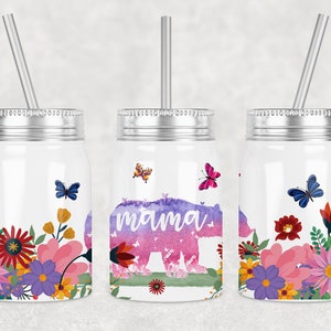 Peut inclure: Trois bocaux en verre &agrave; conserves en acier inoxydable avec des couvercles argent&eacute;s et des pailles. Chaque bocal a un design diff&eacute;rent. Un bocal a un ours aquarelle avec le mot "mama" et des papillons. Un autre bocal a un motif floral avec des papillons. Le troisi&egrave;me bocal a un motif floral avec des papillons.