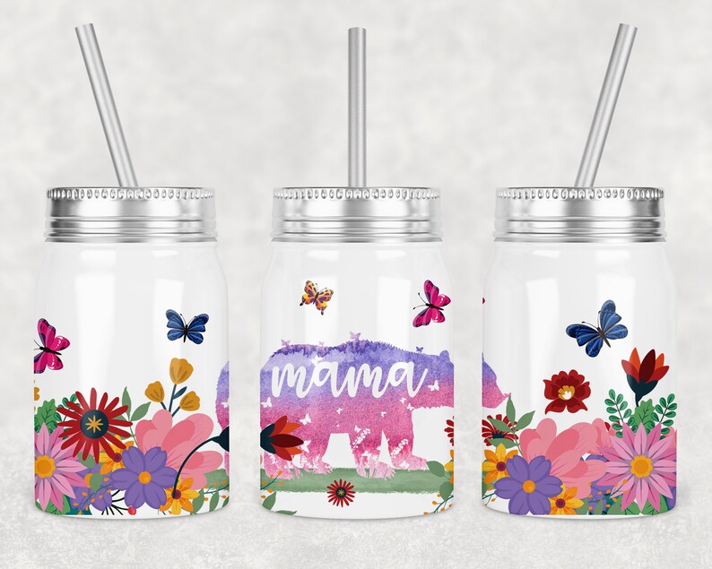 Peut inclure: Trois bocaux en verre &agrave; conserves en acier inoxydable avec des couvercles argent&eacute;s et des pailles. Chaque bocal a un design diff&eacute;rent. Un bocal a un ours aquarelle avec le mot "mama" et des papillons. Un autre bocal a un motif floral avec des papillons. Le troisi&egrave;me bocal a un motif floral avec des papillons.