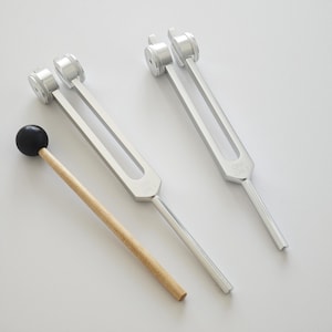 136.1 HZ Weighted Tune Fork, OM Tuning Fork with 9cm Extended Handle, Earth Frequency