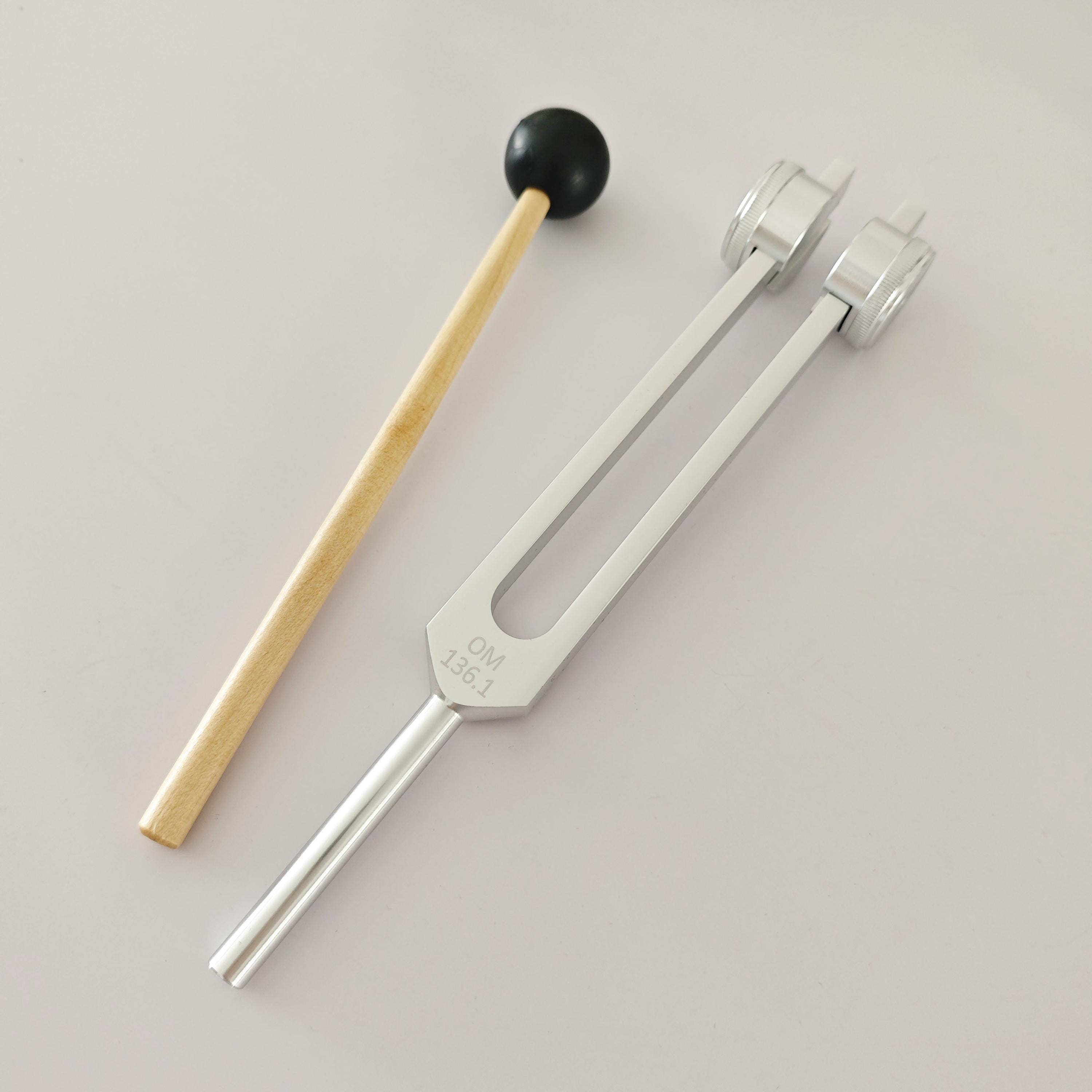 136.1 Hz 加重 OM 音叉（宝石付き） - Etsy 日本