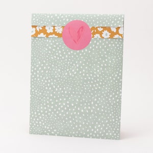 Sacs en papier Spontaneous Dots, sauge/vert, blanc, fleurs | Sacs cadeaux, emballages cadeaux, sacs plats, sacs en papier