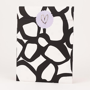 Sacs en papier Blooming, noir / blanc | Été, sacs cadeaux, emballage cadeau, sac plat, sacs en papier, printemps