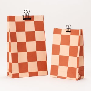 Sacs cadeaux échiquier rouge brique | Sacs en papier, emballage cadeau, Noël, uni, sacs à fond carré, calendrier de l'Avent