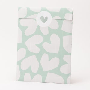 Sacs en papier Minty Hearts | Été, sacs cadeaux, emballages cadeaux, sac plat, sacs en papier, printemps