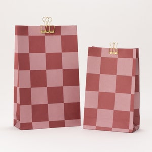 Sacchetti regalo a scacchiera rosso bordeaux | Sacchetti di carta, confezioni regalo, Natale, semplici, sacchetti con fondo squadrato, calendario dell'Avvento