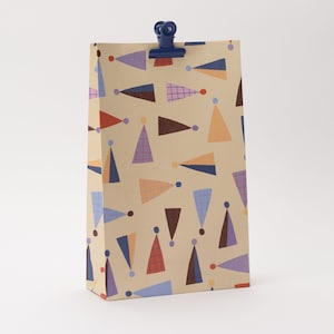 Sacchetti regalo a forma di corona di compleanno | Sacchetti di carta, confezioni regalo, bambini, sacchetti con fondo a blocco, bomboniere per compleanni dei bambini, compleanni colorati per bambini