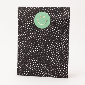 Sacs en papier Spontaneous Dots, noir, blanc, sauge/vert | Sacs cadeaux, emballages cadeaux, sacs plats, sacs en papier