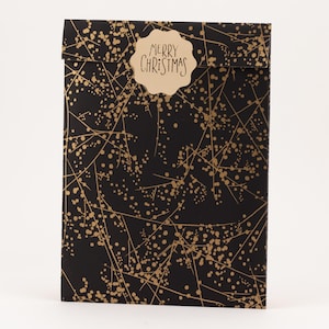 Könnte beinhalten: Schwarze Geschenktüte mit goldenem Blumenmuster. Ein beiges Etikett mit der Aufschrift "Merry Christmas" ist oben angebracht. Die Tasche ist rechteckig und steht aufrecht.