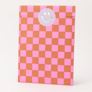 Papiertüten Schachbrett rosa / zimtfarbig Geschenktüten, Geschenkverpackung, Flatbag, Kindergeburtstag, Mitgebseltüten Bild 3