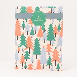 Può includere: Un sacchetto regalo rettangolare con un motivo ripetuto di alberi di Natale stilizzati in verde, arancione e azzurro su sfondo crema. Un cerchio verde con il testo "Frohe Weihnachten" è presente.