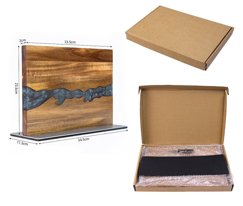 K&ouml;nnte beinhalten: Ein Holzschneidebrett mit einem dunkelblauen Harzfluss-Design. Das Brett ist rechteckig, 33,5 cm lang, 23,5 cm breit und 2 cm dick. Es steht auf einem Metallsockel. Ein Karton ist ebenfalls abgebildet.
