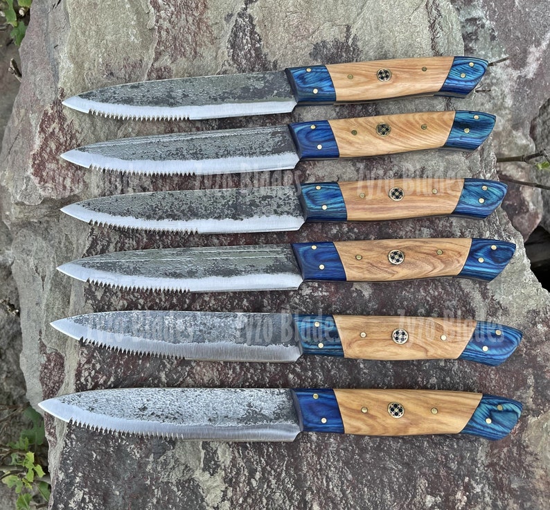 hand-forged-damascus-steel-steak-knives-set-serrated-edge-pkka-wood