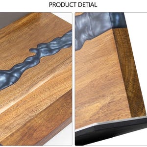 K&ouml;nnte beinhalten: Holzservierbrett mit einem dunkelblauen Harzfluss-Design. Das Brett ist rechteckig mit nat&uuml;rlicher Holzmaserung und einem Metallrand. Der Text "PRODUCT DETIAL" steht oben.