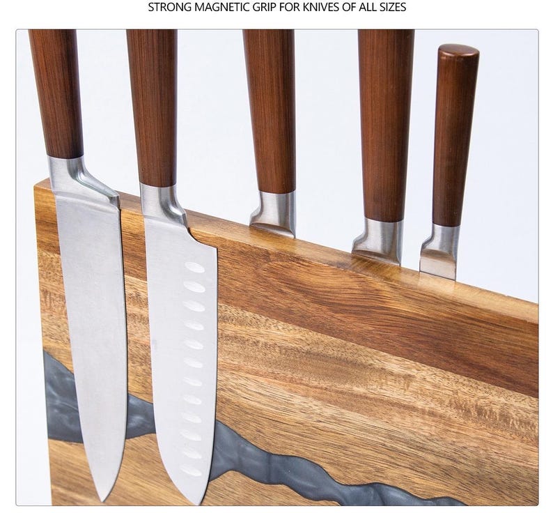 K&ouml;nnte beinhalten: Ein Messerblock aus Holz mit starkem Magnetgriff, der f&uuml;nf Messer h&auml;lt. Die Messer haben Klingen aus Edelstahl und dunkelbraune Holzgriffe. Der Block besteht aus hellbraunem Holz mit einem Flussdesign aus dunkelgrauem Harz. Text: STRONG MAGNETIC GRIP FOR KNIVES OF ALL SIZES.