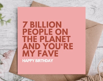 Puede incluir: Una tarjeta rosa con el texto "7 mil millones de personas en el planeta y tú eres mi favorito" en texto marrón. La tarjeta también tiene el texto "Feliz cumpleaños" en texto marrón.