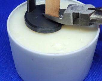 Strumento per regolare l'altezza dello stoppino della candela in legno