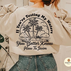 Se vuoi saggiare le mie acque, è meglio che tu sappia nuotare in formato svg, maglietta estiva con scritta oceanica in formato svg, donna in formato svg, boho alla moda in formato svg, file png in formato sublimazione.
