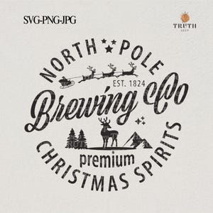 Puede incluir: Ilustración en blanco y negro de un logotipo navideño para una cervecería llamada "North Pole Brewing Co." con el texto "premium Christmas spirits" y "EST. 1824".