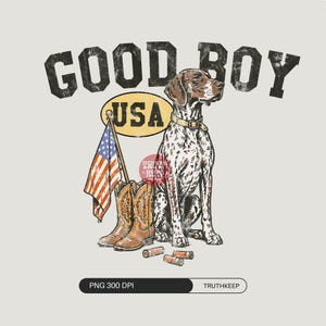 Op de afbeelding: Grafische illustratie met een hond met bruine en witte vlekken, met een halsband en rechtop zittend. De afbeelding bevat een Amerikaanse vlag, cowboylaarzen en de tekst "GOOD BOY USA".