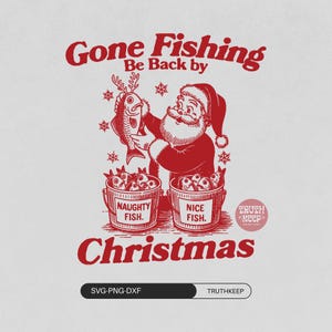Puede incluir: Gr&aacute;fico rojo que presenta a Pap&aacute; Noel sosteniendo un pez con cuernos, encima de dos cubos etiquetados como "Naughty Fish" y "Nice Fish". El texto "Gone Fishing, Be Back by Christmas" se muestra encima de Pap&aacute; Noel. La imagen incluye el texto "TRUTHKEEP" y "SVG-PNG-DXXF."
