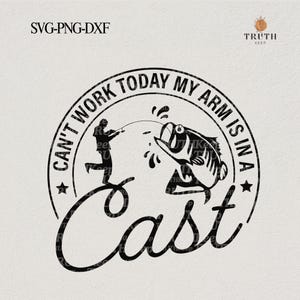 Puede incluir: Diseño gráfico en blanco y negro de un pescador lanzando una línea con un pez saltando fuera del agua. El diseño está en un círculo con el texto "Can't work today my arm is in a cast".