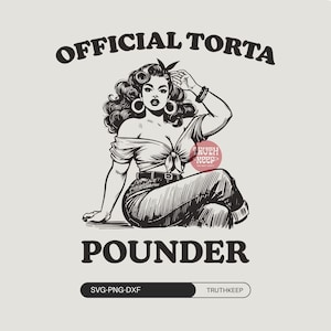 Puede incluir: Ilustración en blanco y negro de una mujer en pose vintage, con un top anudado, vaqueros y pendientes de aro. El texto "OFFICIAL TORTA" está encima de ella, con "POUNDER" debajo. La imagen incluye "SVG-PNG-DXF" y "TRUTHKEEP".