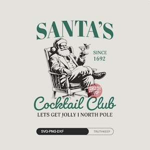 Puede incluir: Un diseño gráfico de estilo vintage con Santa Claus sosteniendo un cóctel. El texto dice "SANTA'S Cocktail Club" con "DESDE 1692" y "LETS GET JOLLY I NORTH POLE". El diseño es en verde y negro sobre un fondo claro.