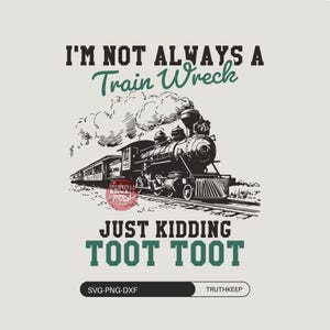 以下が含まれることがあります： 「I'M NOT ALWAYS A Train Wreck JUST KIDDING TOOT TOOT」のテキストが入った、蒸気機関車の白黒イラスト。 煙を上げながら線路を走る列車の詳細な描写が特徴です。