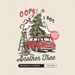 Puede incluir: Una ilustración gráfica con dos gansos blancos decorando un árbol de Navidad sobre un coche rojo. Un ganso está en una escalera, el otro en el techo. El texto dice OOPS! I GOT Another Tree y MERRY GOOSEMAS en el maletero del coche.