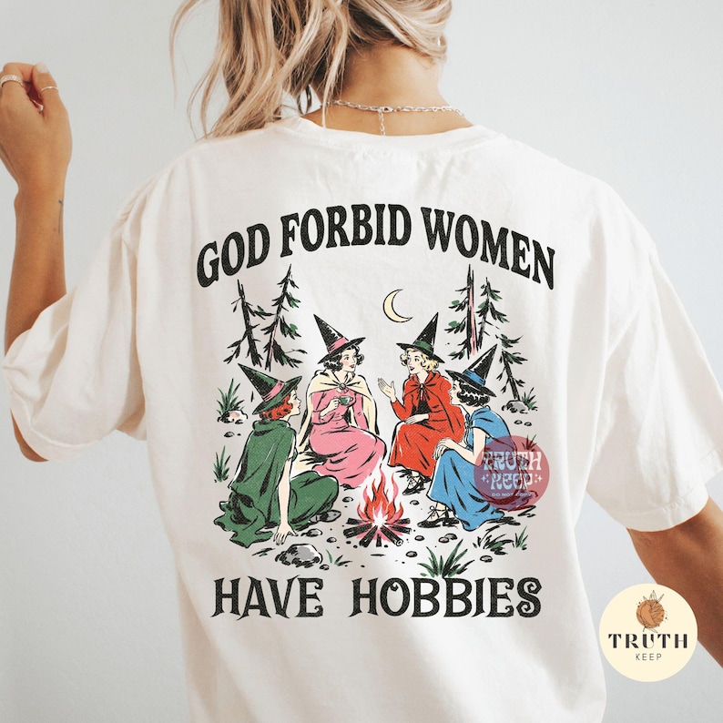 Gud förbjude kvinnor att ha hobbyer PNG, vintage häxcoven Halloween, feministisk häxsublimering, skjortdesign för spöksäsongen bild 4
