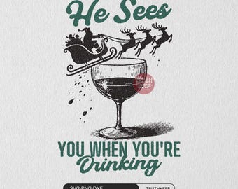 Il vous voit quand vous buvez SVG, Noël drôle en buvant PNG, chemise à vin de Noël, père Noël sarcastique, vacances humour adulte, sublimation